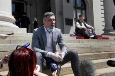 (FOTO, VIDEO) Obradović štrajkuje glađu, a saradnici mu u sitne sate doneli pune kese hrane