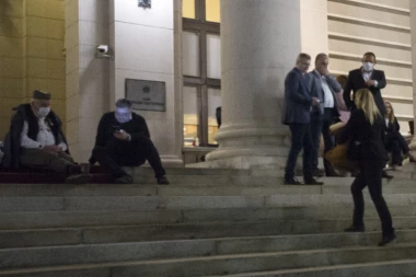 Obradović noć proveo u Skupštini, Martinović i Božić napolju