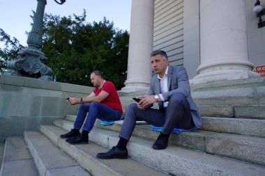 (FOTO) Upecan! Kad nema kamera, Boško krišom poručuje pljeskavice!