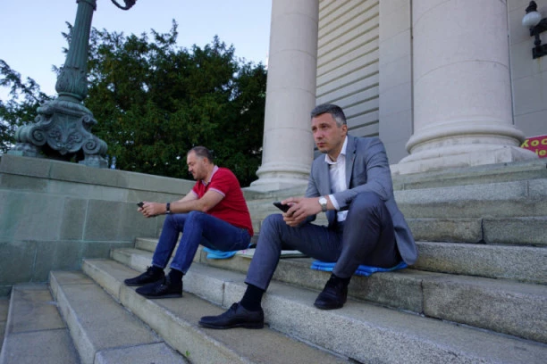 (FOTO) Upecan! Kad nema kamera, Boško krišom poručuje pljeskavice!