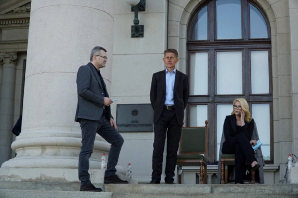 Martinović posle provedene noći ispred Skupštine: Obradović do ponoći štrajkuje, od ponoći jede i spava