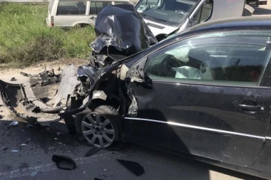 DVOJE POGINULIH U STRAVIČNOM SUDARU: Teška saobraćajna nesreća u Gospođincima!