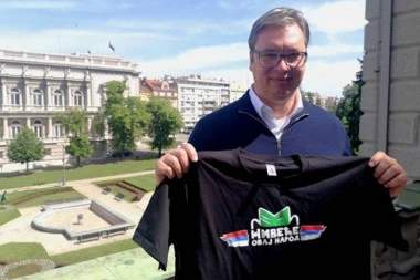 (FOTO) ŽIVEĆE OVAJ NAROD! Predsednik oduševio pratioce: Vučić se na Instagramu pohvalio poklonom!
