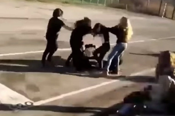 Šibanje u Pirotu: Devojke se makljale kao muškarci, razlog je neverovatan