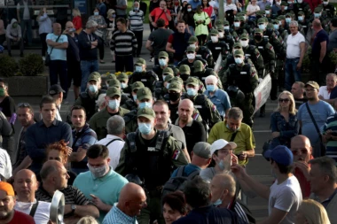 (FOTO, VIDEO) HAOS ISPRED SKUPŠTINE! Odjekivalo "Aco Srbine", "Đilase lopove", "Boško pede*u"