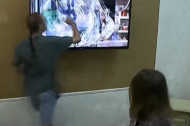 (VIDEO) E, ovo se zove nervni slom: Šešeljev sin razbio televizor, hitno odvezen na ušivanje!