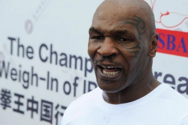 NAJVEĆA BORBA GODINE: Tajson Fjuri i Francis Naganu uz podršku LEGENDE MAJKA TAJSONA