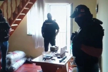(FOTO, VIDEO) Munjevita akcija u Beogradu: Policajci sa fantomkama jedva ušli u stan koliko je bilo droge