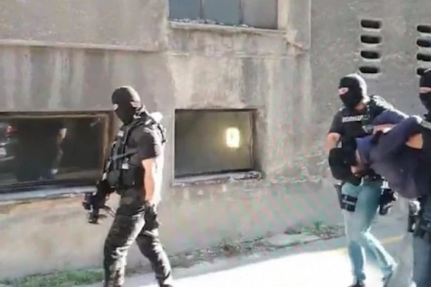 ŠOK snimak hapšenja Crnogorca u štek stanu na Vračaru! Pronađeno oružje sa kojim je vitlao po kafiću!