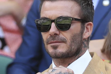 ''TI SI BOLESTAN, NE MOŽEŠ DETE OD 11 GODINA DA LJUBIŠ U USTA'': Slavni fubaler ponovo UZRUJAO javnost, objavio video gde ljubi ćerku!