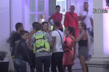 (VIDEO) Horor u Zadruzi! Zadrugarka pobesnela kao divlja zver: Udarala, tukla, hvatala za vrat i lomila sve pred sobom!