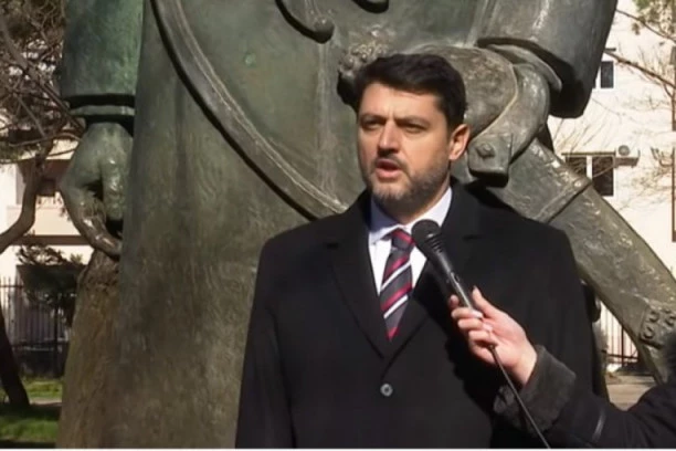 CRNOGORCI NE POPUŠTAJU: Ministarstvo spoljnih poslova NE POVLAČI odluku o proterivanju!