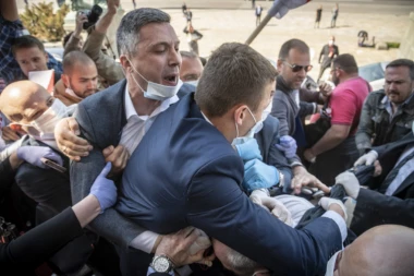 BOŠKO OBRADOVIĆ I DVERI SU NAPALI ČELNIKE REPUBLIKE SRBIJE! Očajnički potez opozicije, OVO će im srpski narod mnogo zameriti