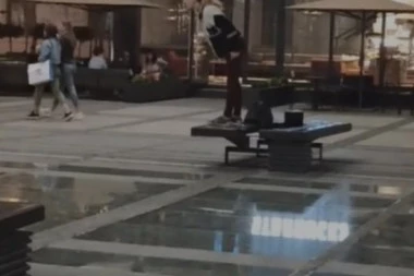 (VIDEO) Jeziv prizor u centru Beograda: Zbog napada u kafiću, devojka je urlala i udarala glavom o zid