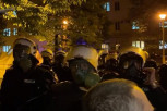POLICIJA REAGOVALA U NIKŠIĆU: Bačen suzavac, komite pokušale da napadnu građane sa trobojkama!