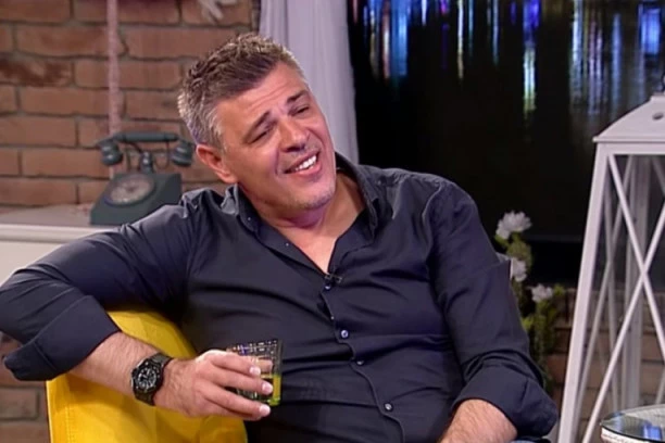 (VIDEO) Savo Milošević upao u sevdah: Otpevao pesmu velikog zvezdaša, opustio se uz viski i oduševio sve u studiju!