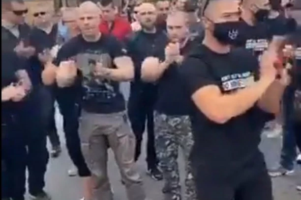 (VIDEO) Skup desničara u Obrenovcu: Podrška mladiću koji je kolima upao u migrantski centar