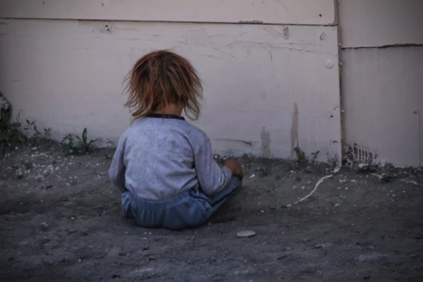 ODREĐEN PRITVOR PEDOFILU IZ ALEKSINCA: Vaspitač (64) osumnjičen za zlostavljanje devojčice (5)!