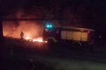 POVREĐEN VATROGASAC! U toku dogašivanje požara u kampu za migrante u Krnjači, a evo i kako je BUKNULA VATRA!