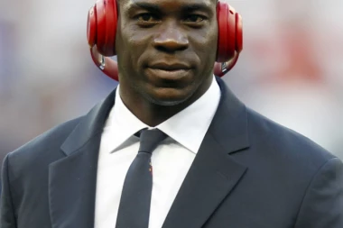 IMA VIŠE OD 30, A PONAŠA SE KAO DETE: Baloteli ŠUTIRAO saigrača u glavu, a drugog jurio prljavim gaćama! (VIDEO)