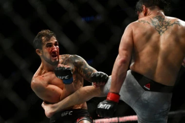 (FOTO,VIDEO) Ponovo spektakularne UFC borbe u Americi: Pucale noge i leteli zubi u Džeksonvilu!