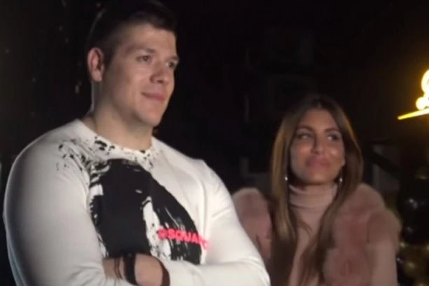 SLOBA UMALO NAPRAVIO SKANDAL DEVOJCI NA BAZENU: Momci je SKIDALI pogledom, on odmah REAGOVAO!