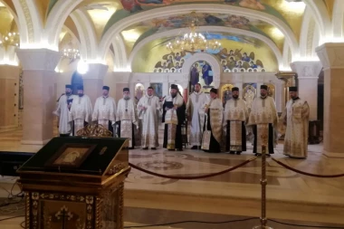 (FOTO) Održan moleban podrške u Hramu Svetog Save!