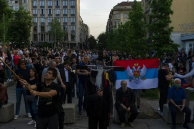 (FOTO) Skup podrške ispred Crkve Svetog Marka: Srbi ustali protiv hapšenja vladike i sveštenstva SPC u Crnoj Gori!