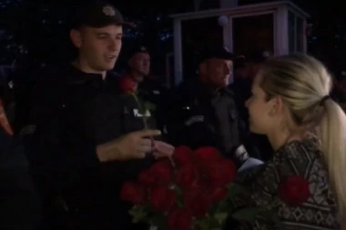 (VIDEO) Ćerke uhapšenog sveštenika Jokića poklonile ruže crnogorskim policajcima