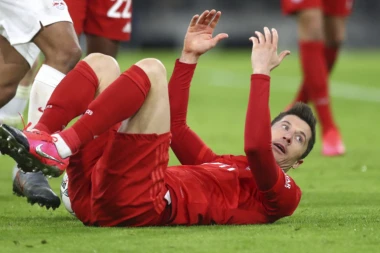 BIZARNA SITUACIJA U PRODAVNICI NA KAMP NOU: Dresove LEVANDOVSKOG zaustavilo SLOVO W!