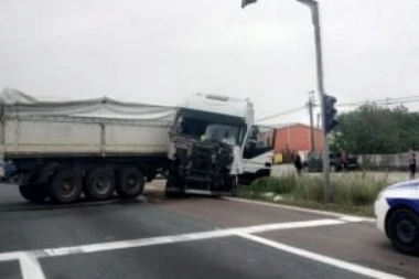 (FOTO) Lančani sudar na putu za Beograd: Smrskani delovi 6 automobila, kombija i šlepera po asfaltu