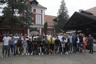 (FOTO) Partizanov "tim-bilding" pod maskama!