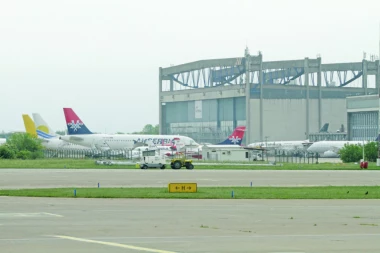 (FOTO) Srpski telegraf na aerodromu u glavnom gradu: Sapun, pa u avion!