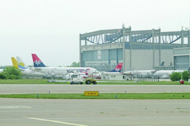 BLOKIRAN AERODROM NIKOLA TESLA: Totalni saobraćajni kolaps zbog snega!