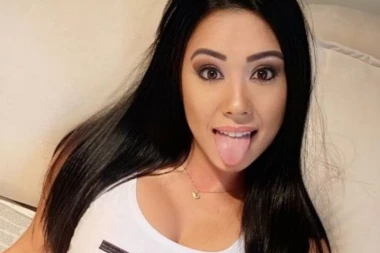 (VIDEO) Ovo morate da vidite: U suknji i štiklama zadala domaći zadatak Ronaldu i Mesiju