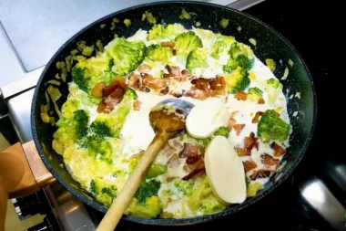 (VIDEO) Savršen uz meso ili testeninu: Sos od brokolija i slanine