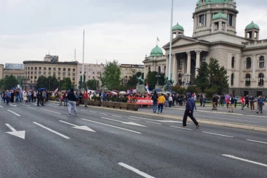 (FOTO) Đilas i Boško opet pukli: Dovozili narod iz cele Srbije i sakupili neverovatnih 350 ljudi!