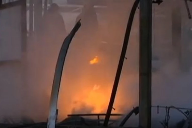 POŽAR U POTKROVLJU TROSPRATNE ZGRADE U UŽICU!