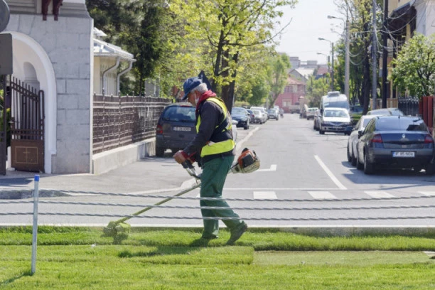 Kosači napred, automobili - stoj! Evo gde zbog košenja trave vozila idu brzinom puža