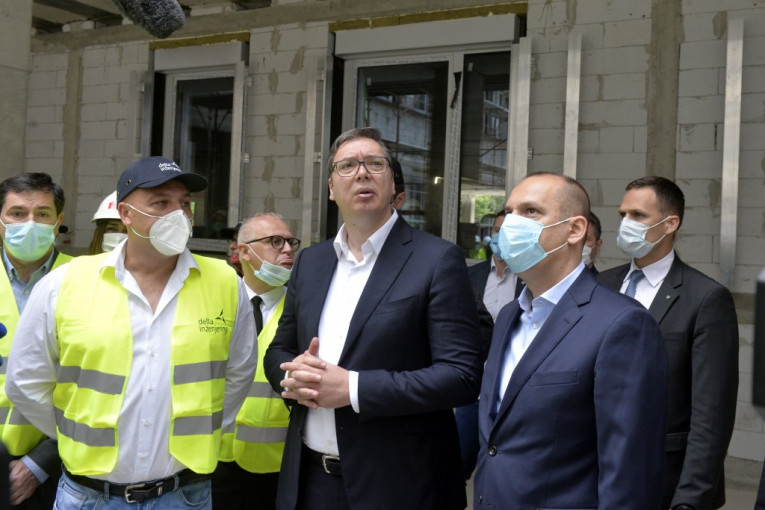 (VIDEO) Vučić obišao radove na rekonstrukciji KCS: 43 miliona evra smo uložili, za 2 godine biće gotov objekat