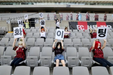 Neobična podrška igračima u Koreji: Po*no lutke "zapalile" stadion!