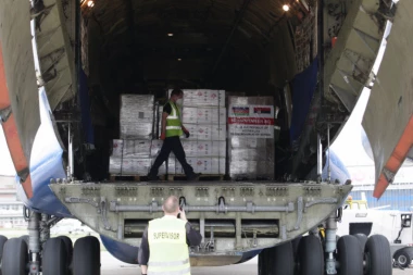 (FOTO) Stigla pomoć iz Azerbejdžana: Brnabić dočekala avion sa medicinskom opremom!