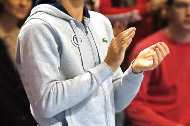 (VIDEO) Đoković je trenirao, a onda je niotkuda "zagrmela" rođendanska pesma!