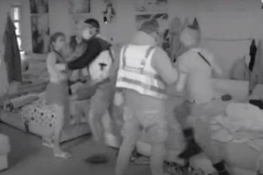 (VIDEO) Obezbeđenje hitno reagovalo! Zadrugari u žestokoj svađi: Krš i lom na sve strane, ona je napustila Belu kuću!