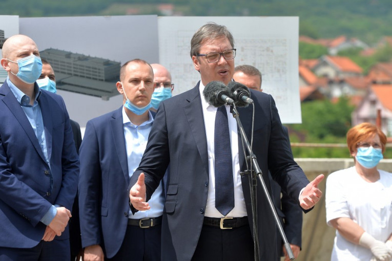 Vučić: 900 ljudi će raditi u Prokuplju, lekar na infektirvnoj koji je primao 64.000, sada ima 106.000 dinara platu!