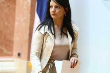 (VIDEO) ŠTA REČE?! Đilasova "sveznalica" se zapetljala ko pile u kučine