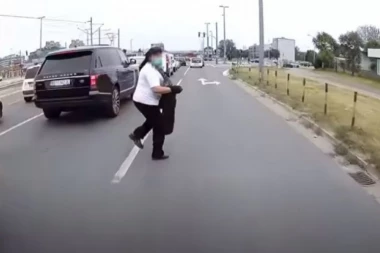 (VIDEO) Uznemirujući sadržaj! Ženu udario autobus na Novom Beogradu!