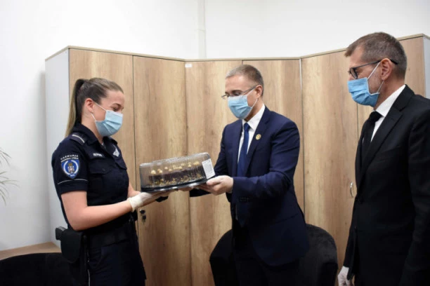 (FOTO) Gest policajke koji je daleko odjeknuo! Stefanović: Ovo je dokaz da građani imaju na koga da se oslone!