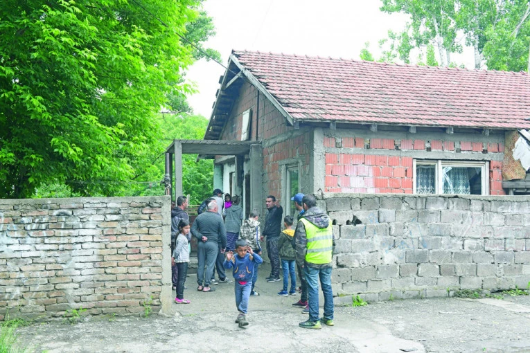 Punjač za mobilni umalo ubio devojčicu (2): Dete sada živi na aparatima