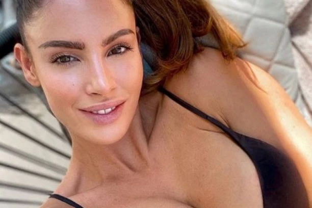 (FOTO) Zgodna Slovakinja ponovo provocira muški pol: Razgolitila se i objasnila šta za nju znači sloboda